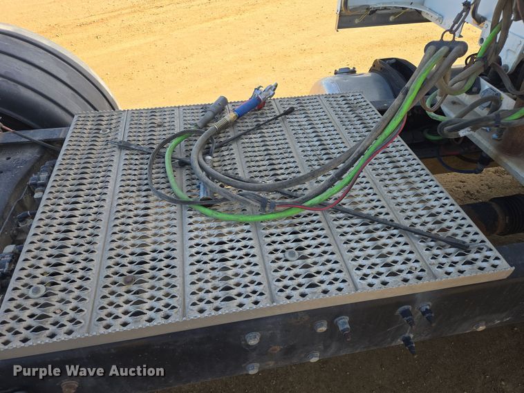 image for item EB1150 2016 Peterbilt 567 semi truck