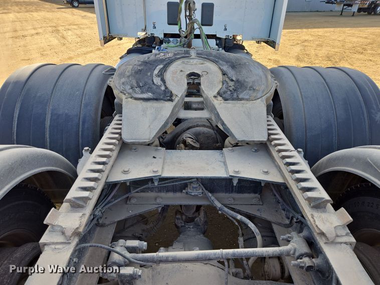 image for item EB1150 2016 Peterbilt 567 semi truck