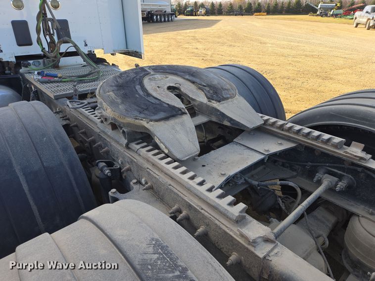 image for item EB1150 2016 Peterbilt 567 semi truck