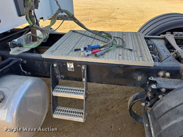 image for item EB1150 2016 Peterbilt 567 semi truck