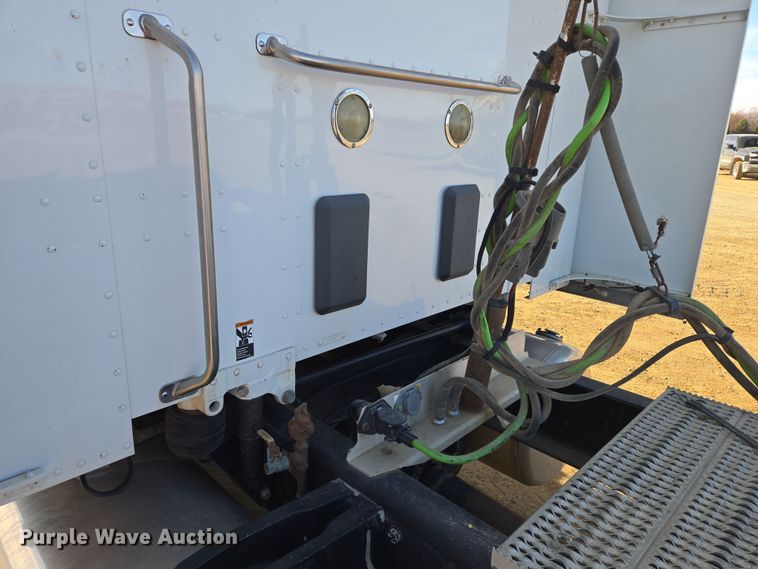 image for item EB1150 2016 Peterbilt 567 semi truck