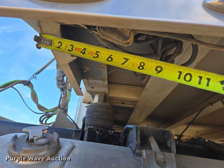 image for item EB1150 2016 Peterbilt 567 semi truck