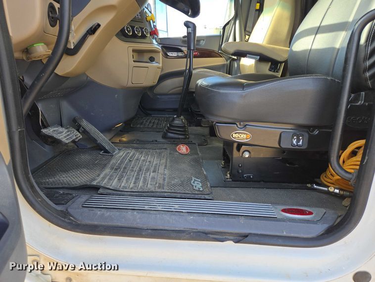 image for item EB1150 2016 Peterbilt 567 semi truck