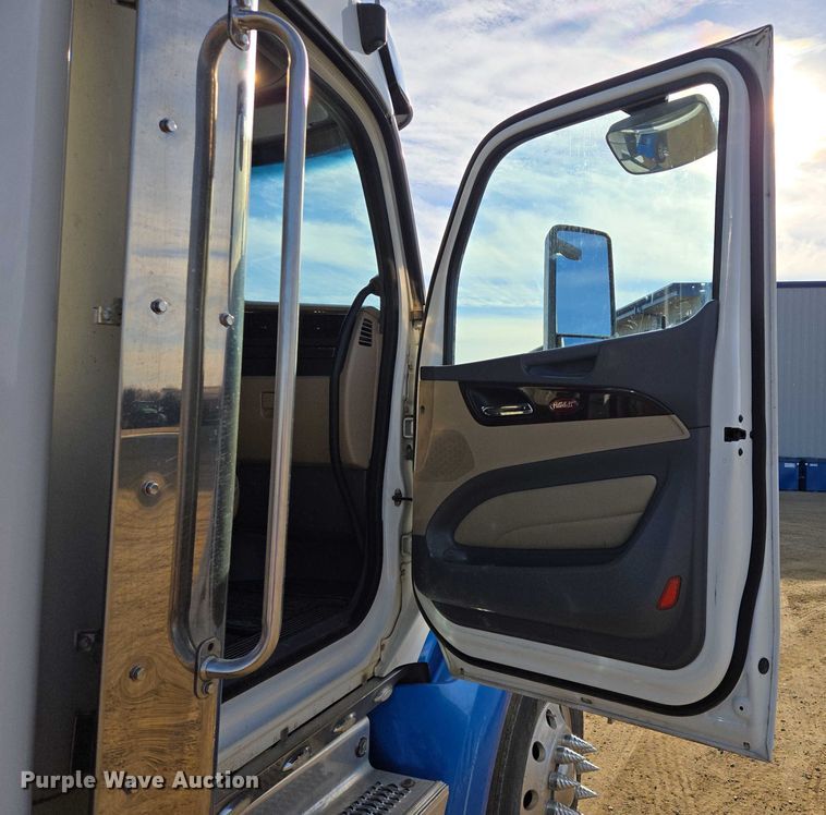 image for item EB1150 2016 Peterbilt 567 semi truck