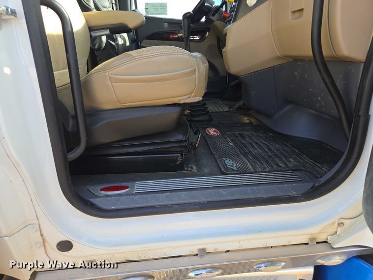 image for item EB1150 2016 Peterbilt 567 semi truck