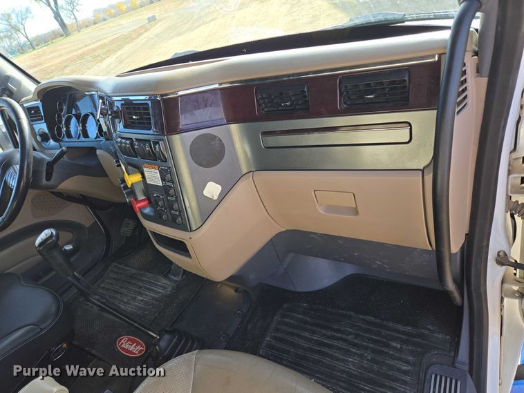 image for item EB1150 2016 Peterbilt 567 semi truck