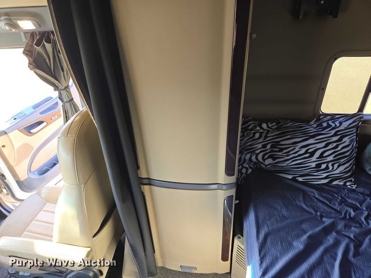 image for item EB1150 2016 Peterbilt 567 semi truck