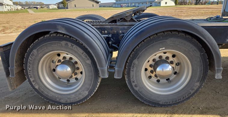 image for item EB1150 2016 Peterbilt 567 semi truck