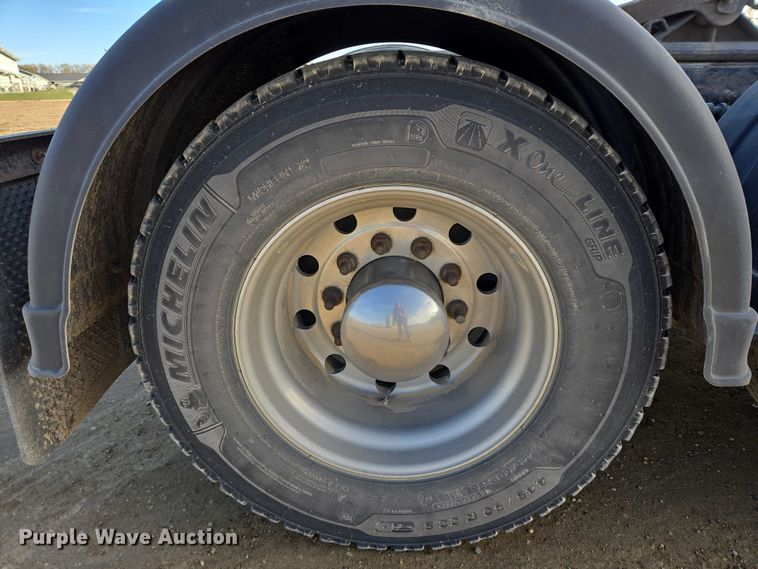 image for item EB1150 2016 Peterbilt 567 semi truck