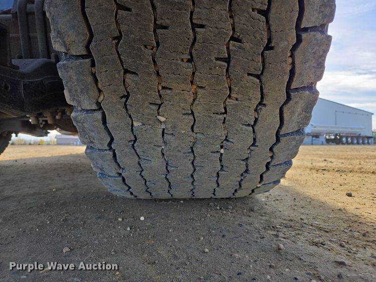 image for item EB1150 2016 Peterbilt 567 semi truck