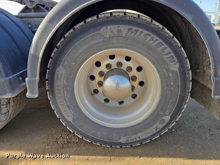 image for item EB1150 2016 Peterbilt 567 semi truck