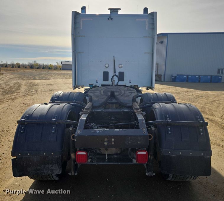 image for item EB1151 2016 Peterbilt 567 semi truck