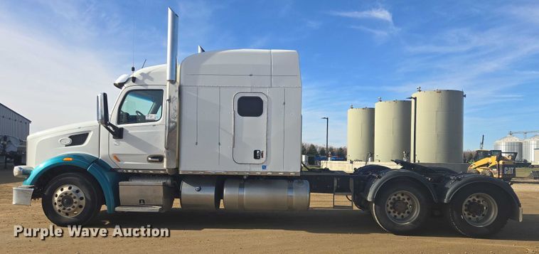 image for item EB1151 2016 Peterbilt 567 semi truck