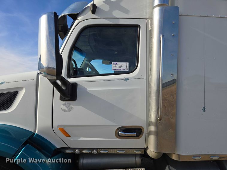 image for item EB1151 2016 Peterbilt 567 semi truck