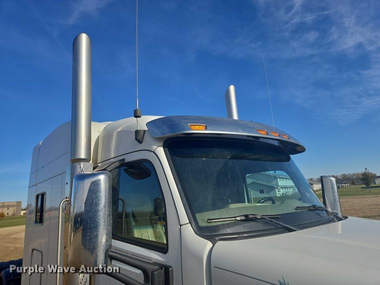 image for item EB1151 2016 Peterbilt 567 semi truck