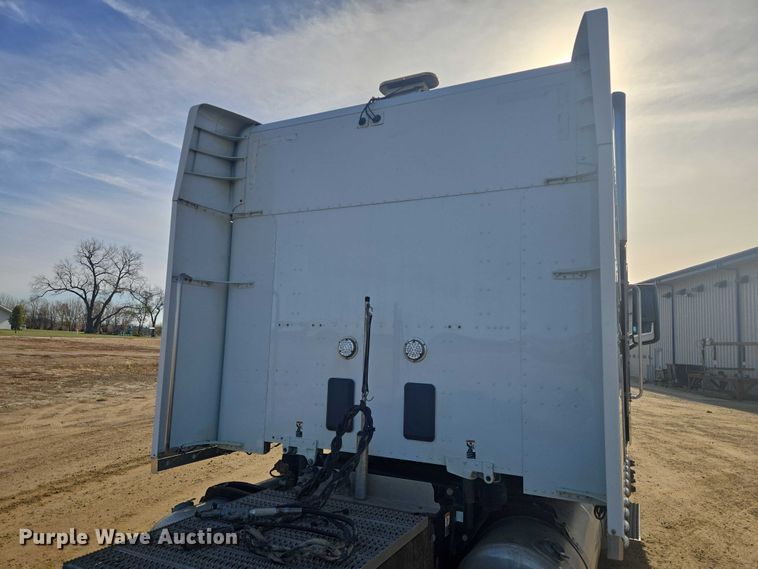 image for item EB1151 2016 Peterbilt 567 semi truck