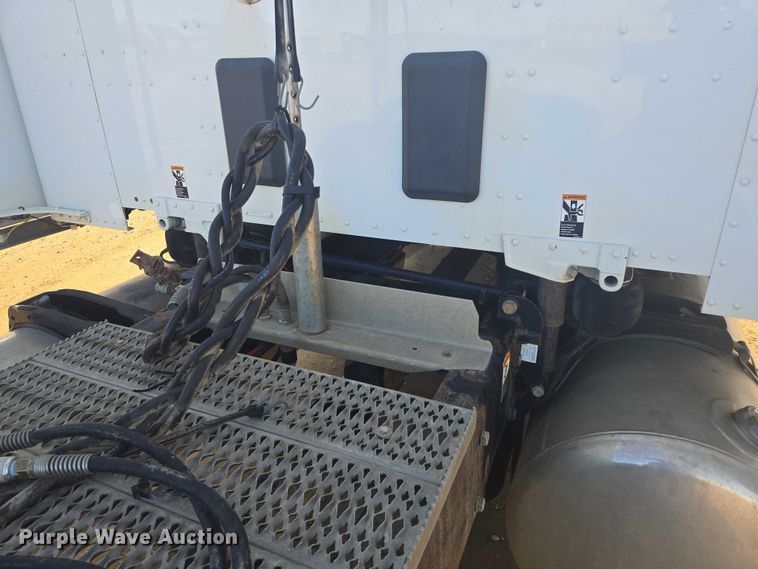 image for item EB1151 2016 Peterbilt 567 semi truck