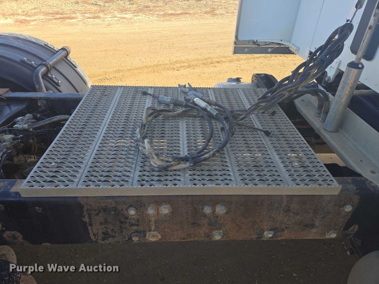 image for item EB1151 2016 Peterbilt 567 semi truck