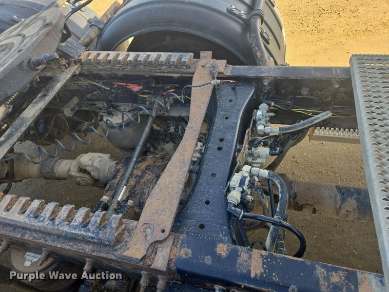 image for item EB1151 2016 Peterbilt 567 semi truck