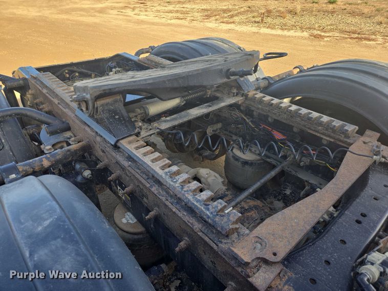 image for item EB1151 2016 Peterbilt 567 semi truck