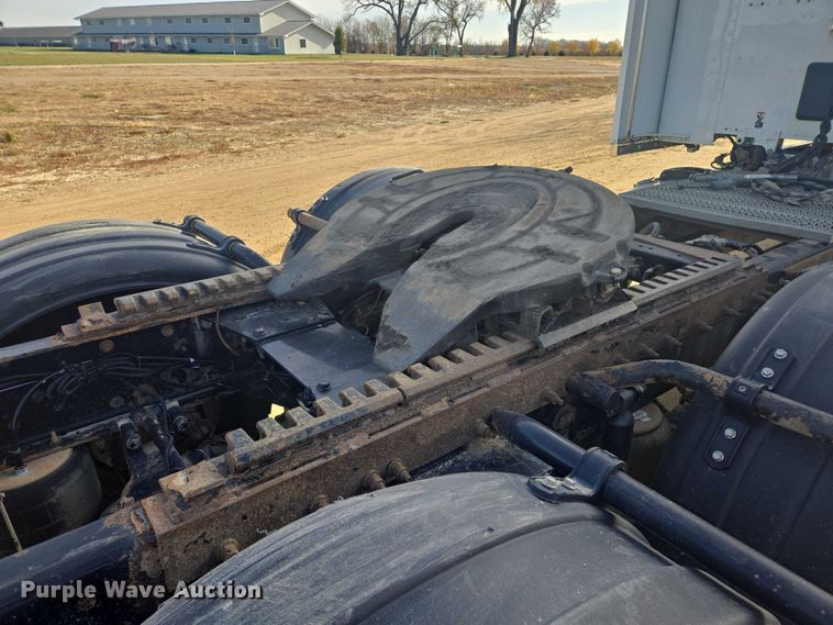 image for item EB1151 2016 Peterbilt 567 semi truck