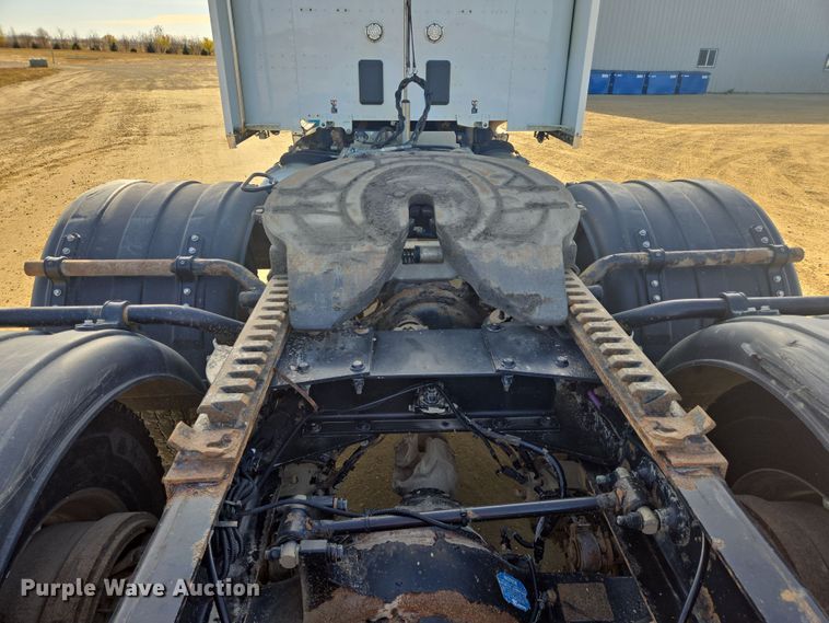 image for item EB1151 2016 Peterbilt 567 semi truck