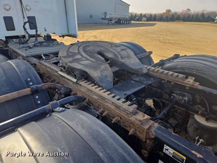 image for item EB1151 2016 Peterbilt 567 semi truck