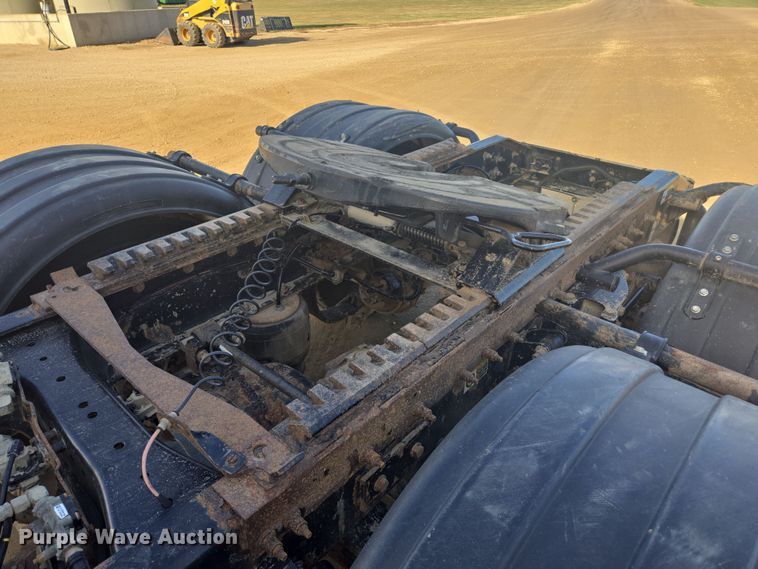 image for item EB1151 2016 Peterbilt 567 semi truck