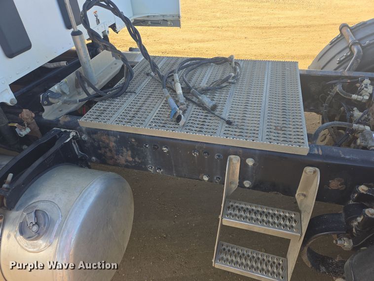 image for item EB1151 2016 Peterbilt 567 semi truck