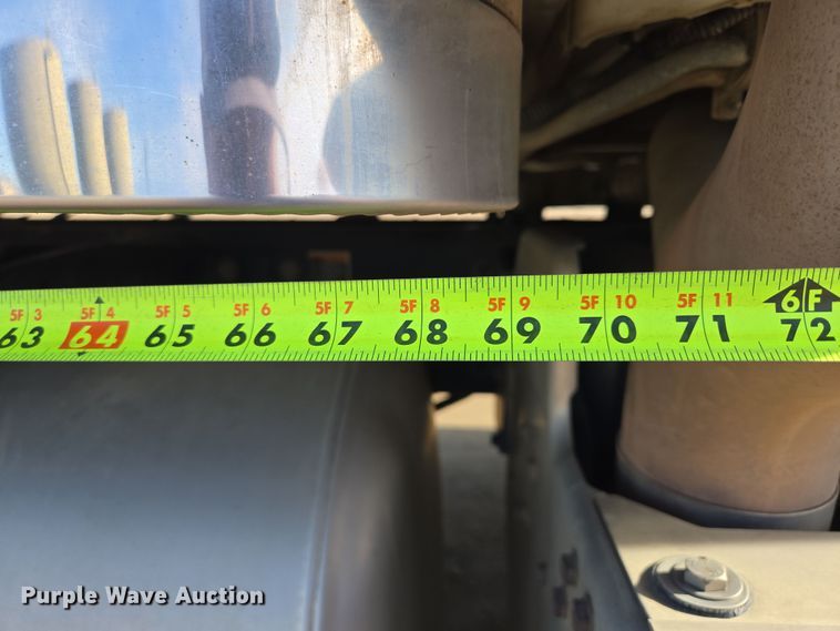 image for item EB1151 2016 Peterbilt 567 semi truck