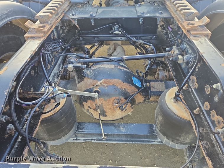 image for item EB1151 2016 Peterbilt 567 semi truck