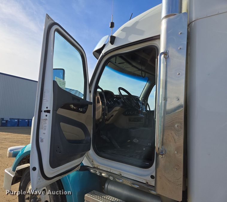 image for item EB1151 2016 Peterbilt 567 semi truck