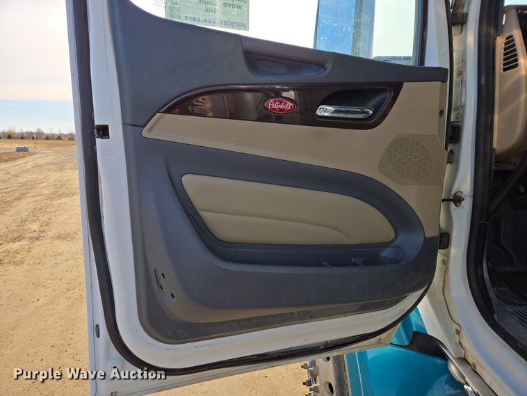 image for item EB1151 2016 Peterbilt 567 semi truck