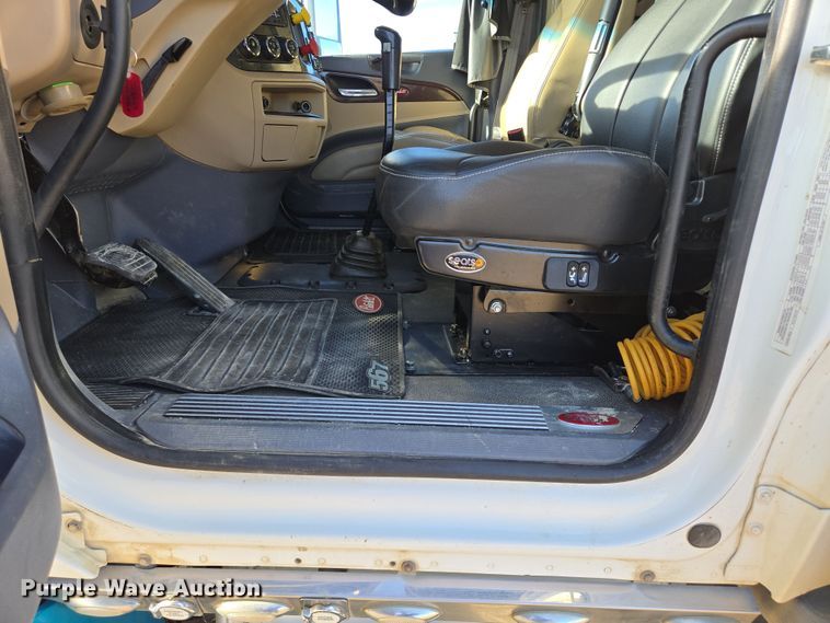 image for item EB1151 2016 Peterbilt 567 semi truck