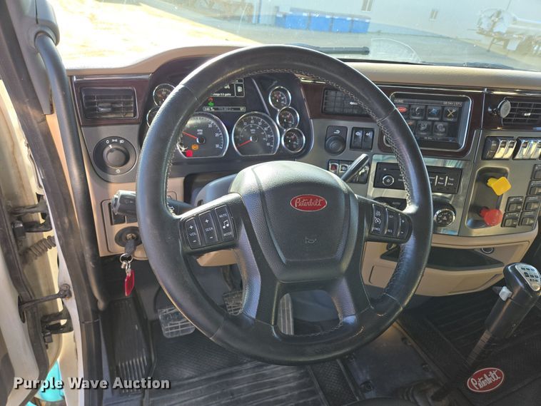 image for item EB1151 2016 Peterbilt 567 semi truck