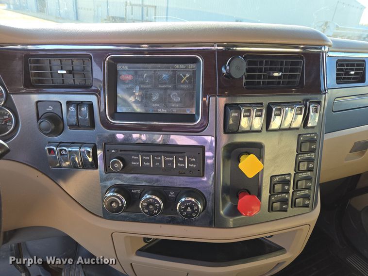 image for item EB1151 2016 Peterbilt 567 semi truck