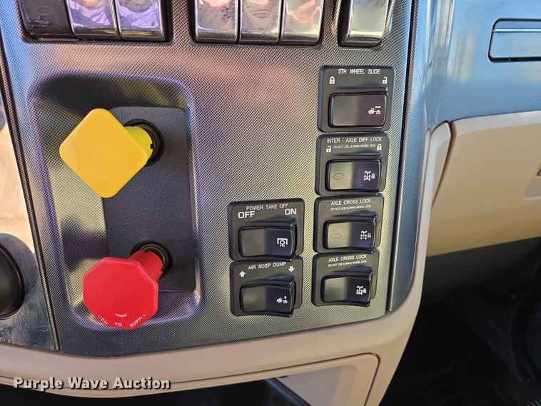 image for item EB1151 2016 Peterbilt 567 semi truck