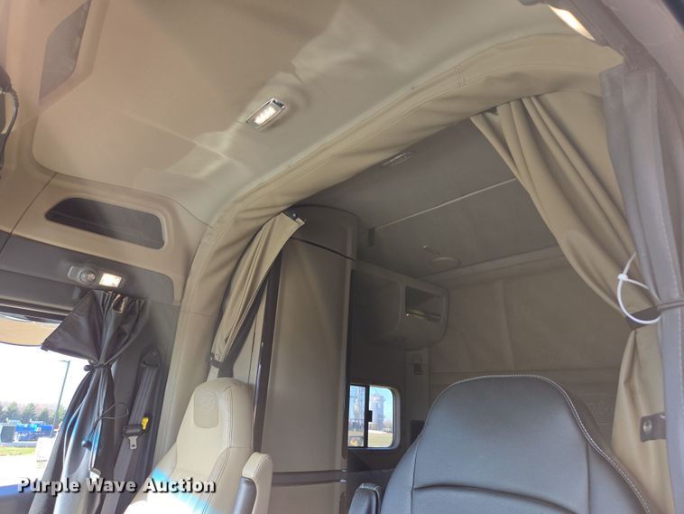 image for item EB1151 2016 Peterbilt 567 semi truck