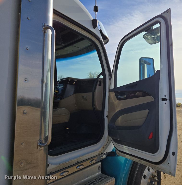 image for item EB1151 2016 Peterbilt 567 semi truck