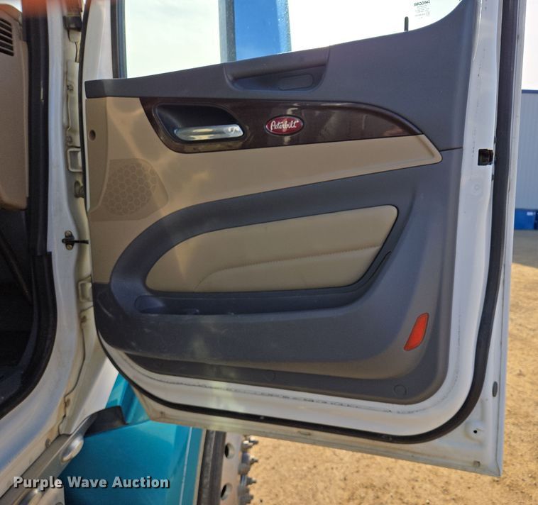image for item EB1151 2016 Peterbilt 567 semi truck