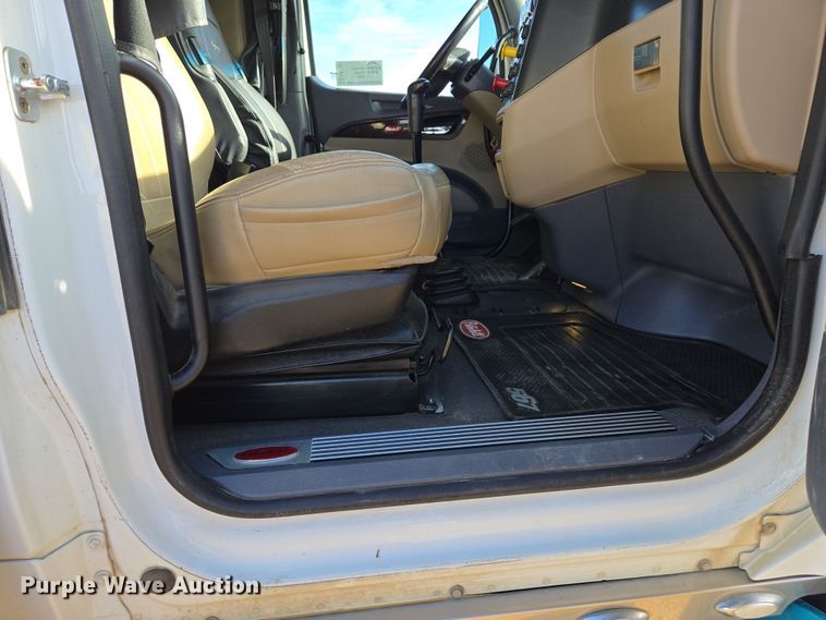 image for item EB1151 2016 Peterbilt 567 semi truck