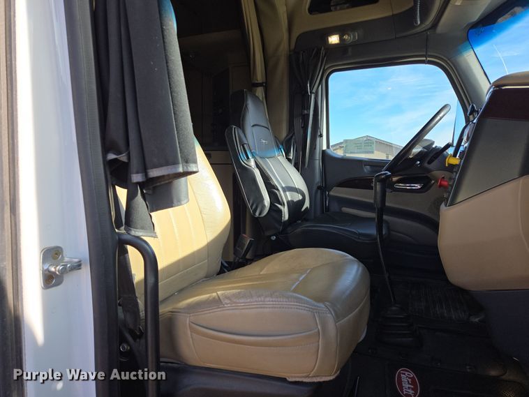 image for item EB1151 2016 Peterbilt 567 semi truck