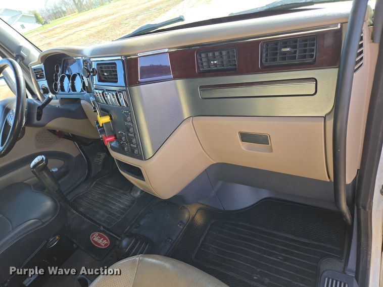 image for item EB1151 2016 Peterbilt 567 semi truck