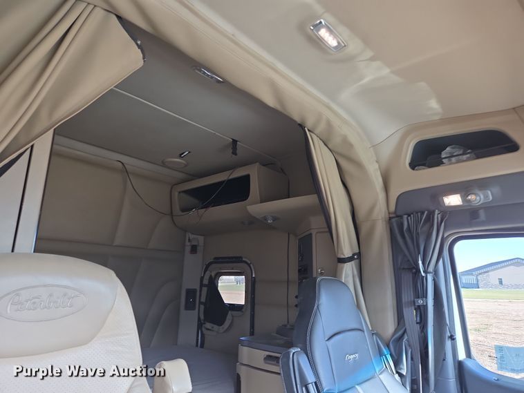 image for item EB1151 2016 Peterbilt 567 semi truck