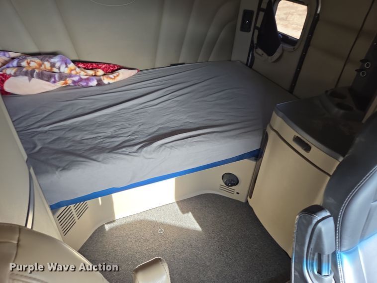 image for item EB1151 2016 Peterbilt 567 semi truck