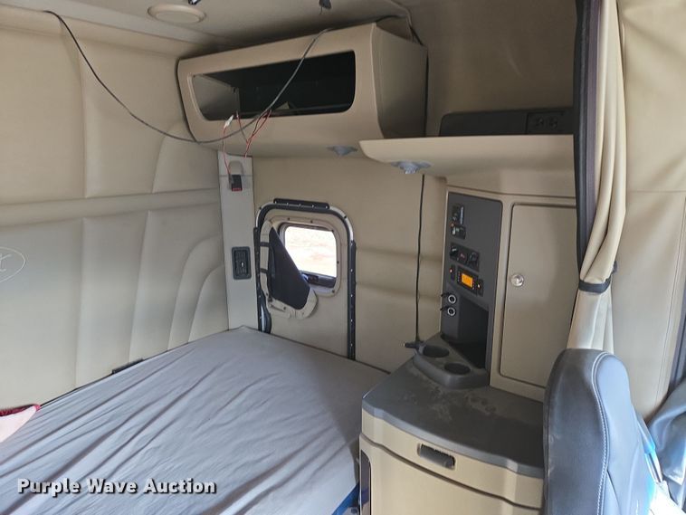 image for item EB1151 2016 Peterbilt 567 semi truck