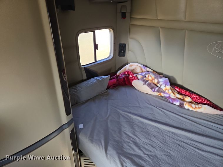 image for item EB1151 2016 Peterbilt 567 semi truck