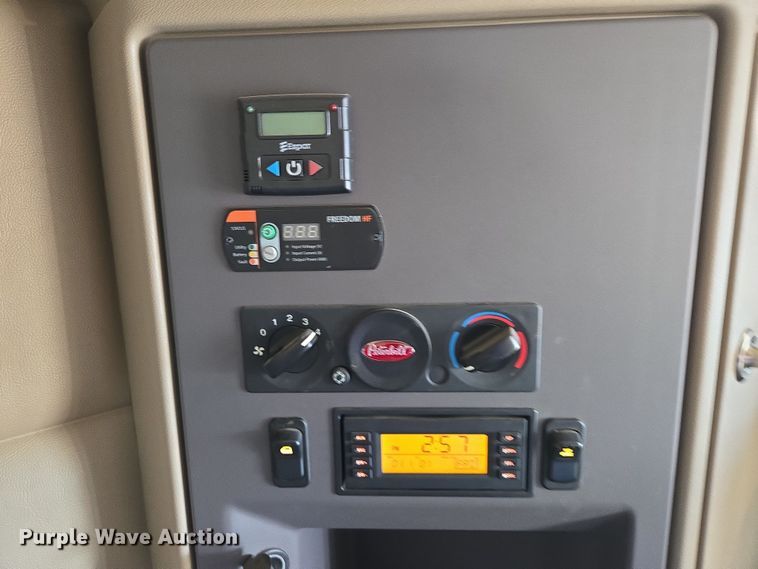 image for item EB1151 2016 Peterbilt 567 semi truck