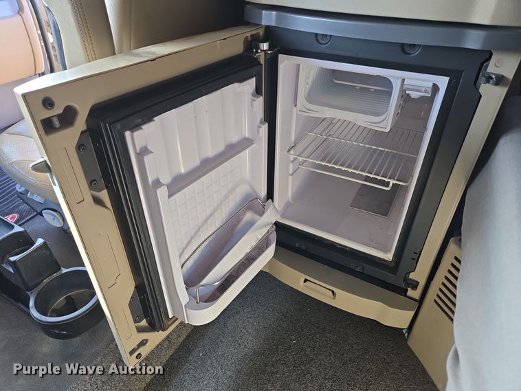 image for item EB1151 2016 Peterbilt 567 semi truck