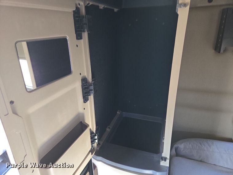 image for item EB1151 2016 Peterbilt 567 semi truck